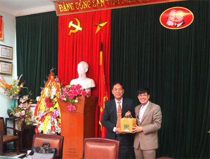 Đoàn công tác Sở Giáo dục và Thể thao tỉnh Oudomxay thăm trường CĐ Kinh tế-Tài chính Thái Nguyên và gặp mặt lưu sinh viên Lào .